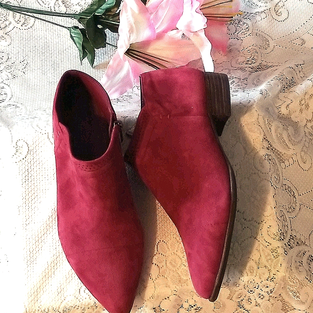 VINCE CAMUTO SUEDE RED BERRY BOOTIE